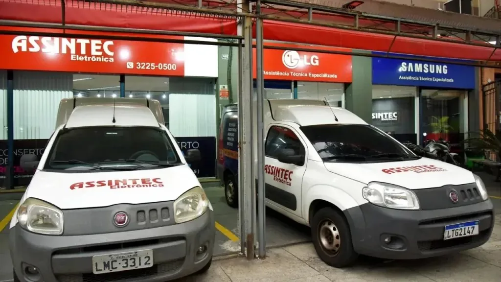 Frota adesivada da Assintec para coleta e entrega