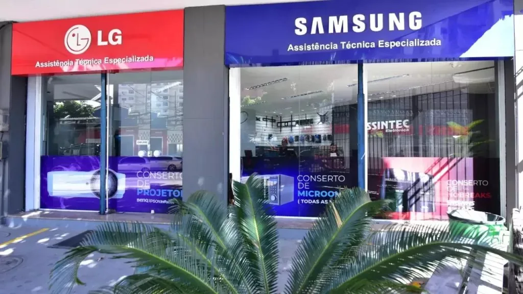 Fachada com placas de assistência técnica LG e Samsung